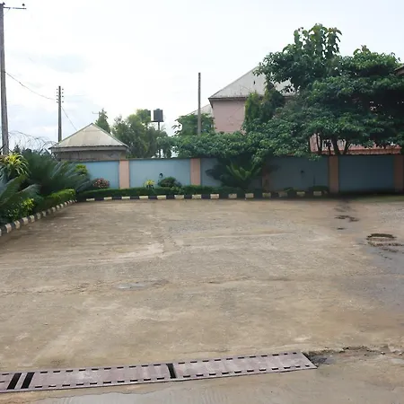 Ann's Haven & Suites Hotell 2*