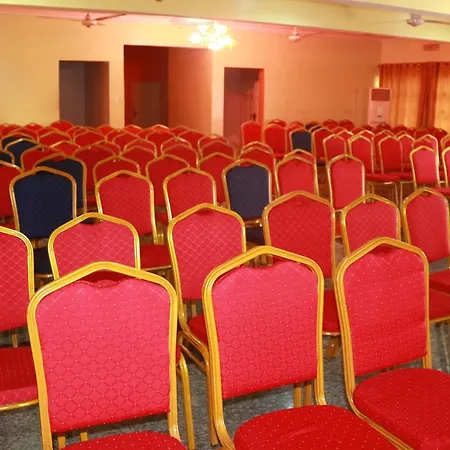 Ann's Haven & Suites Отель