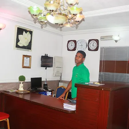 Ann's Haven & Suites Отель